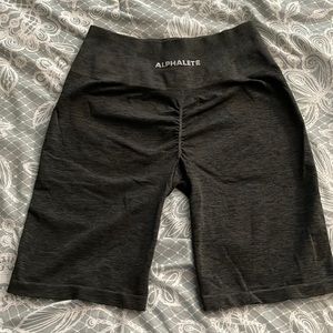 Alphalete Amplify Biker shorts in powdered grey